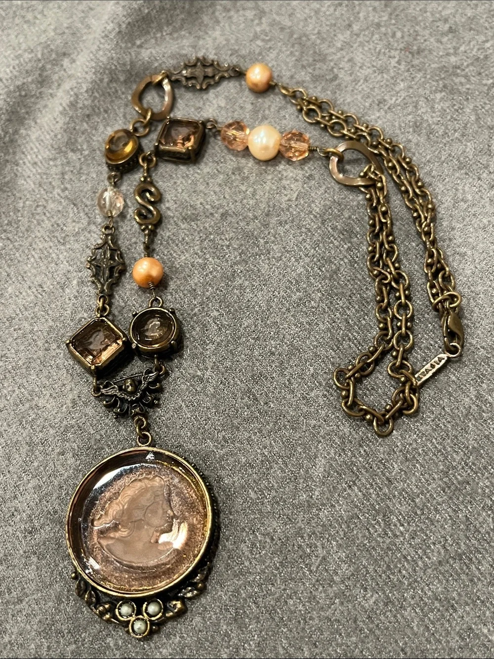 Extasia intaglio taupe